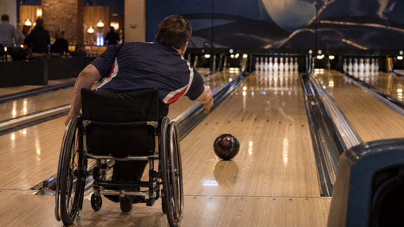 Kørestolsbowler slipper en kugle på en turneringsbane, set bagfra