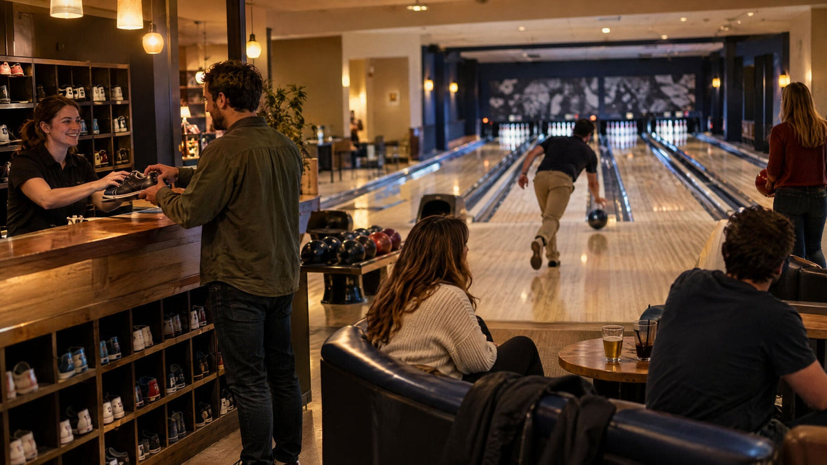 Centre de bowling avec un comptoir à chaussures, des clients aux tables et un joueur sur la piste