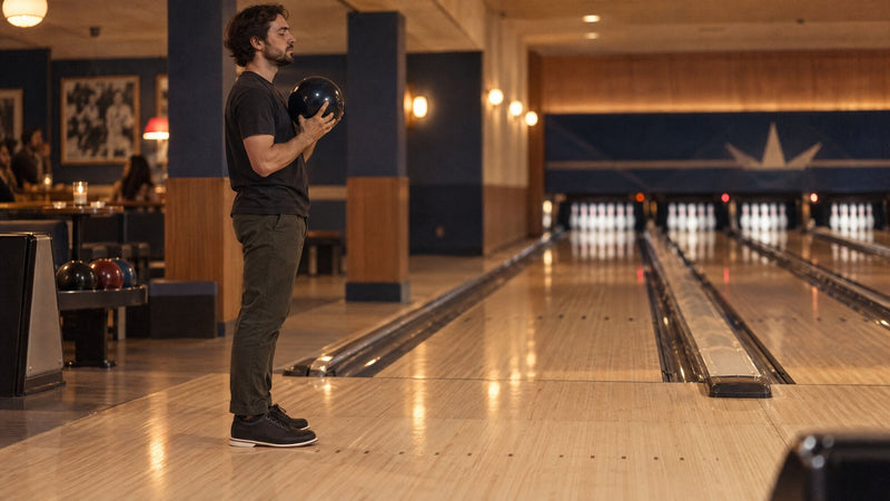 Bowler i BOWLIO Nero bowlingsko står stille på tilløbet med kuglen i brysthøjde