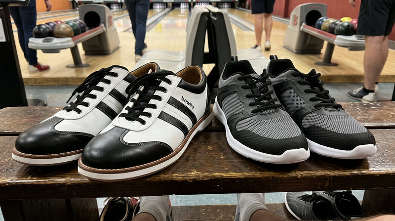 Bowlingová obuv BOWLIO Torino v černobílém provedení vedle šedých bot ze syntetické síťoviny na lavici v bowlingovém centru