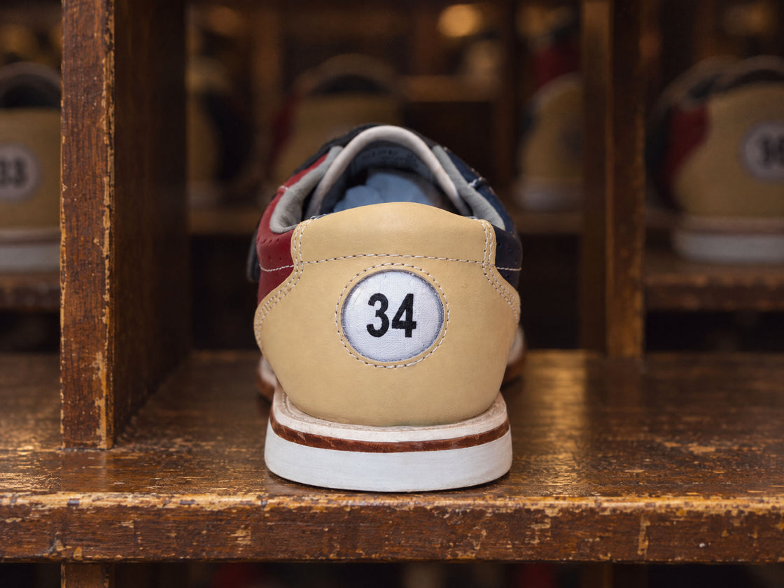 Talla marcada en el talón de un zapato de bowling de alquiler BOWLIO en una estantería de zapatos
