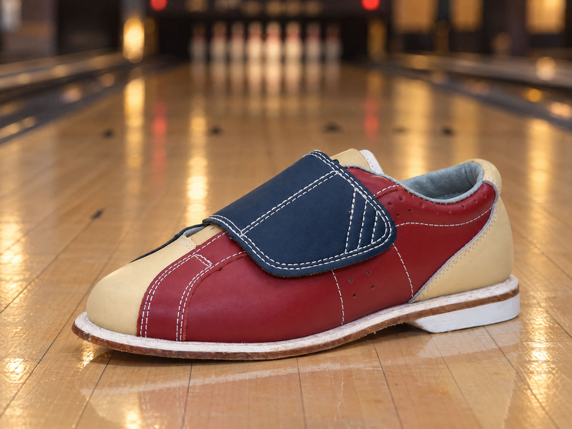 Zapato de bowling de alquiler BOWLIO con tira adherente sobre una pista de bowling