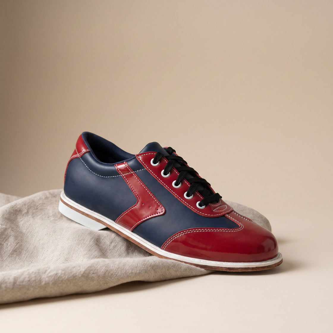 Bowlio Verona in navy and glossy red leather on linen